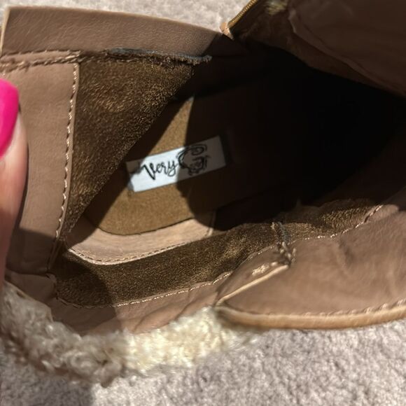 Very G boots with heels! Zipper sides and fur! Too cute ! Size 10
NWOT - Picture 4 of 6